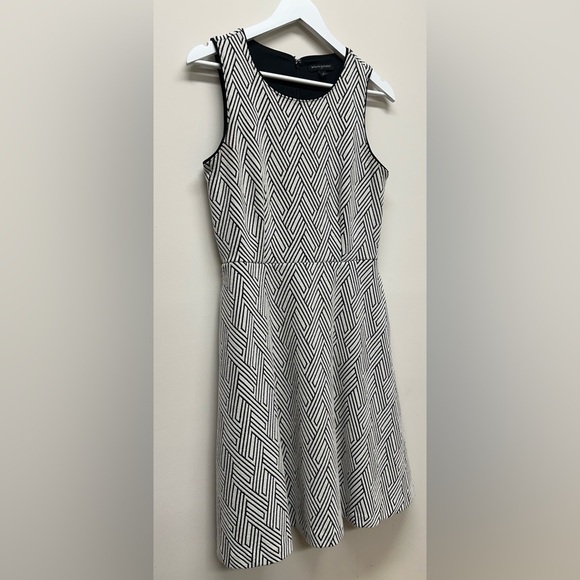 Banana Republic Sz 6 Women’s Black and White Geometric Dress Fit and Flare - Picture 3 of 7